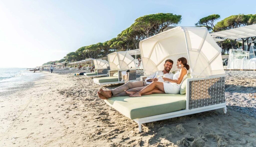 servizio-all-ombrellone-beach-club-resort-toscana
